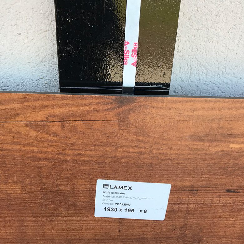 Svaka ploča ima oznaku gde se postavlja