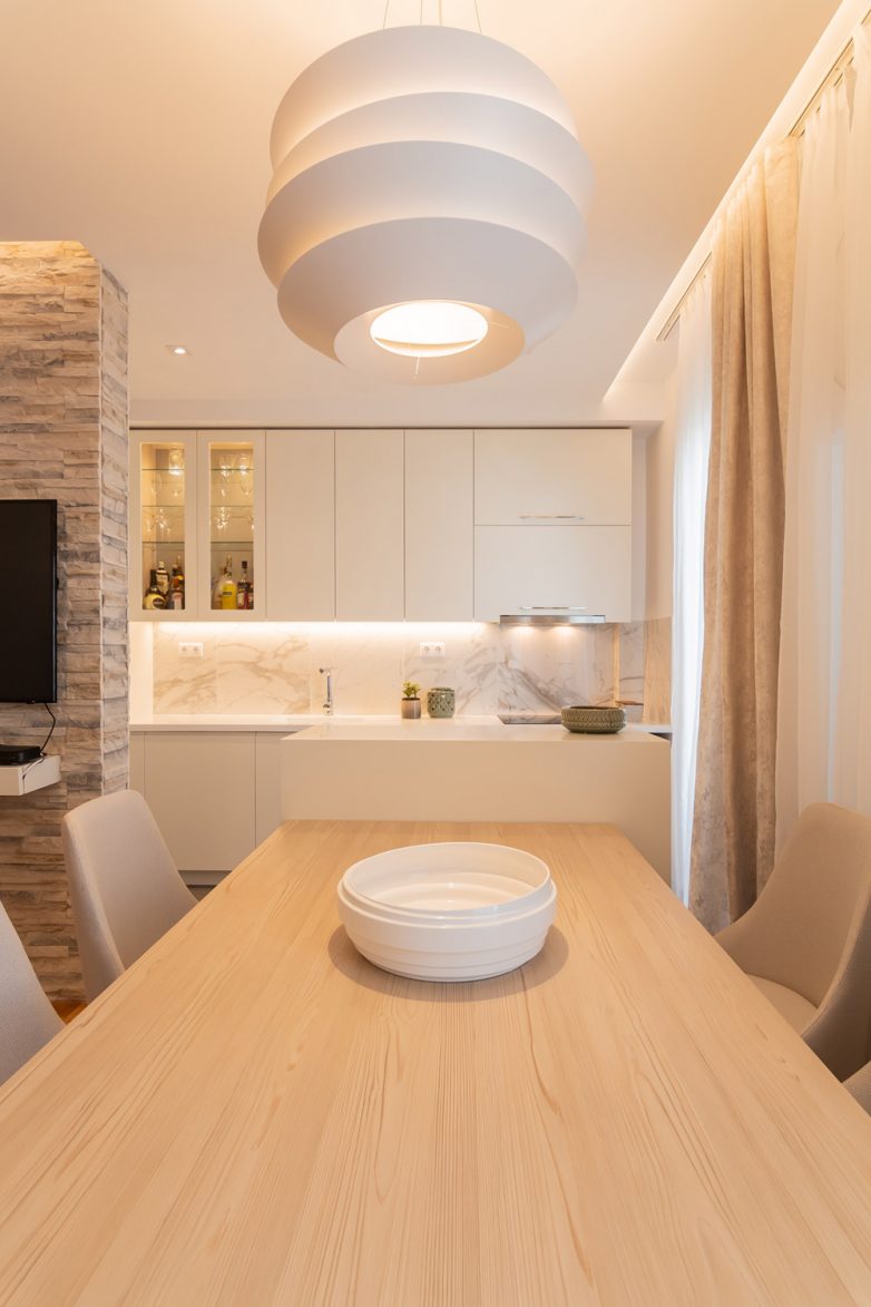 ... na koji je pridružen trpezarijski sto.