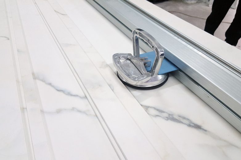 Vakumski nosač na stolu za sečenje