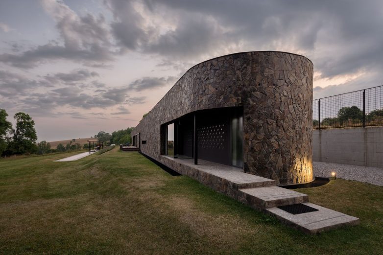 Kamen iz lokalnog kamenoloma korišćen je kao jedinstveni materijal za fasadni omotač; Foto: Relja Ivanić