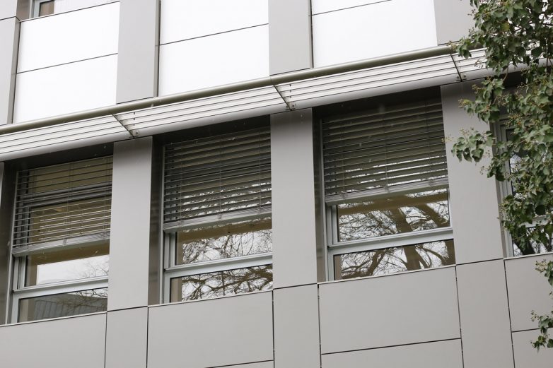 Prozori sa automatskim žaluzinama. Foto: Gradnja.rs 