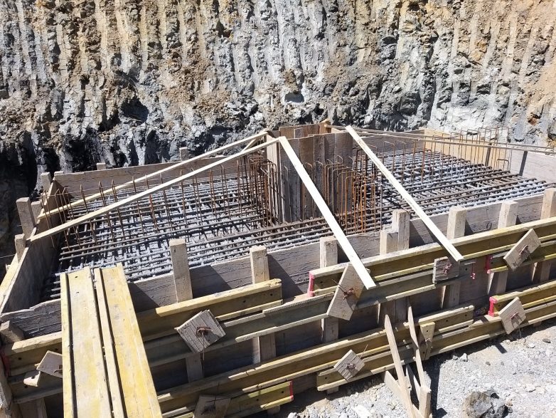 Izrada naglavne ploče i čašice unutar nje na koju se oslanja prefabrikovani stub; foto: Siniša Kopuz