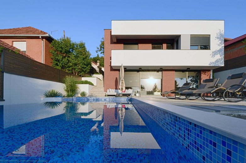 Vikendica sa bazenom podignuta nedaleko od Novog Sada; Foto: Nemanja Mandić