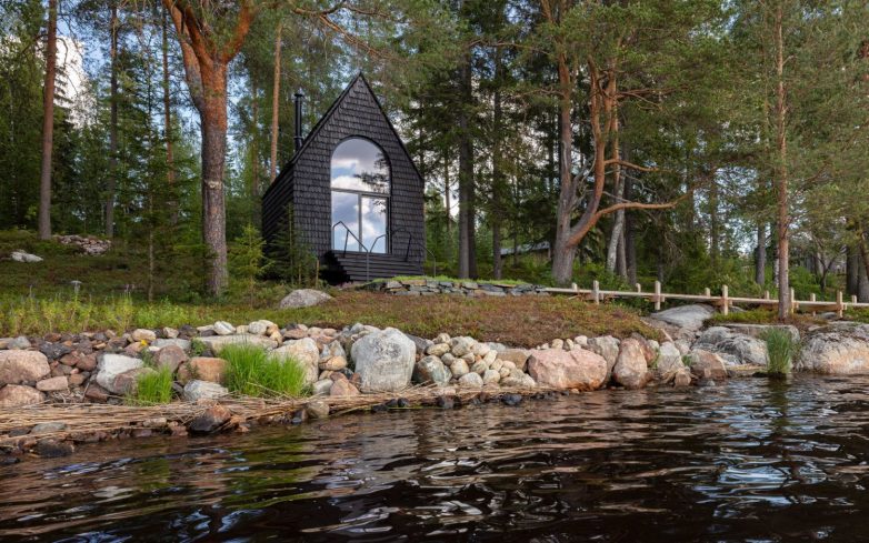 Fasada od crne šindre suptilno se uklapa u okruženje; Foto: Marc Goodwin/Archmospheres