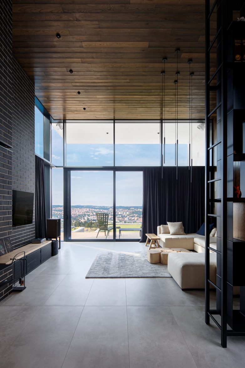 Dnevni boravak dvostruke visine čini odvojen volumen; Foto: Relja Ivanić