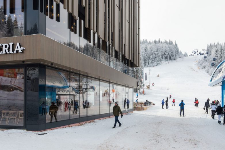 Hotel se nalazi u podnožju najpoznatije ski-staze na Jahorini