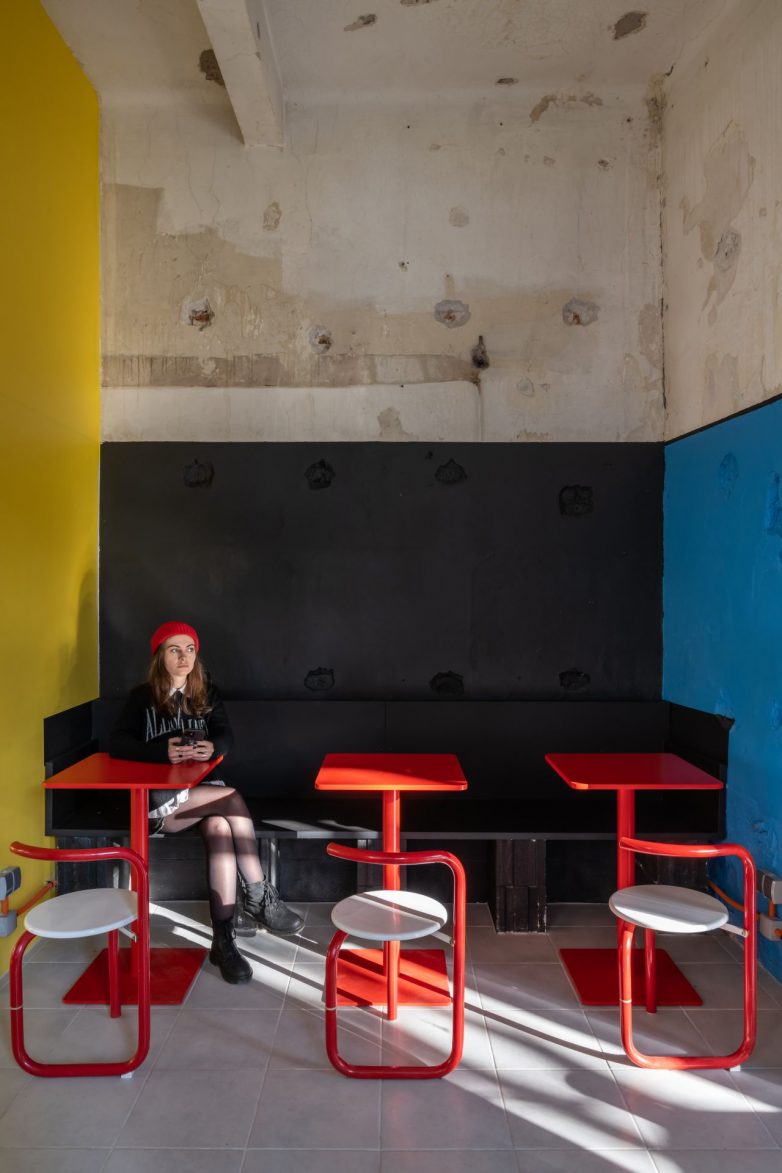 Jarko crveni nameštaj; Foto: Ilya Ivanov