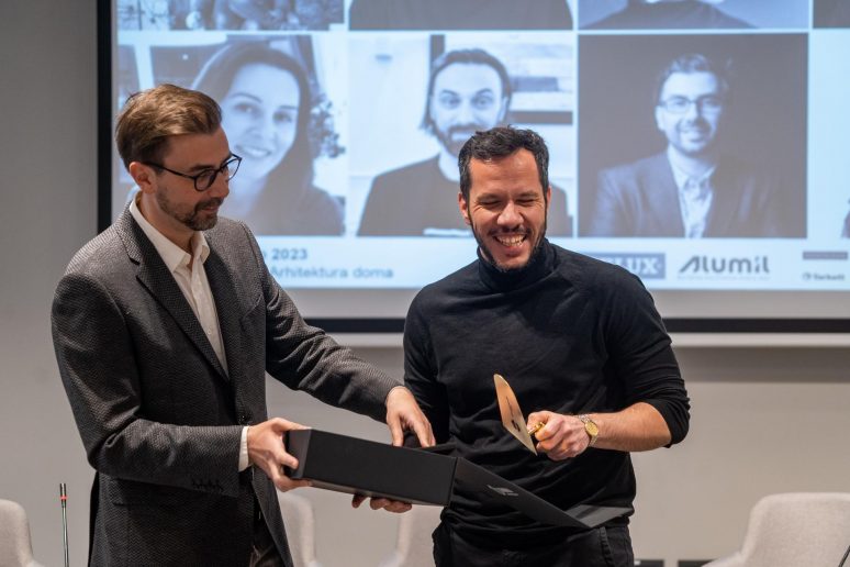 Ognjen Krašna dobija Zlatnu mistriju od Igora Conića, urednika Gradnje; Foto: Jakov Simović