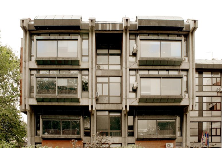 Detalj fasade Filozofskog i Pravnog fakulteta Univerziteta u Novom Sadu (Arh. Aleksandar Stjepanović i Ljiljana Jovanović Anđelković); Foto: dr Goran V. Anđelković, u. d. i. a.