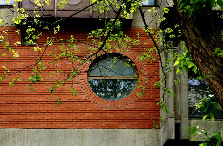Detalj fasade Filozofskog i Pravnog fakulteta Univerziteta u Novom Sadu (Arh. Aleksandar Stjepanović i Ljiljana Jovanović Anđelković); Foto: dr Goran V. Anđelković, u. d. i. a.