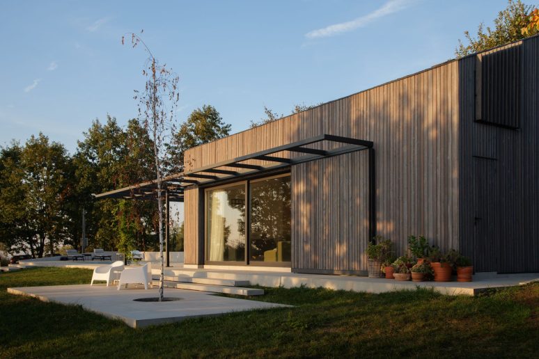 Tehnikom paljenja drveta postignuta je i željena ujednačena boja patine; Foto: Relja Ivanić