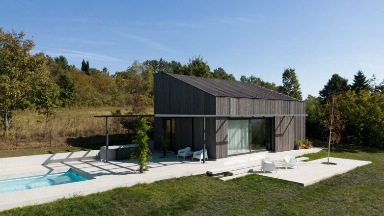 Pozicija na parceli omogućila je formiranje dva specifična mikroambijenta oko kuće; Foto: Relja Ivanić