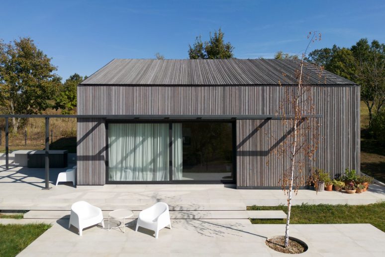 Pozicija na parceli omogućila je formiranje dva specifična mikroambijenta oko kuće; Foto: Relja Ivanić