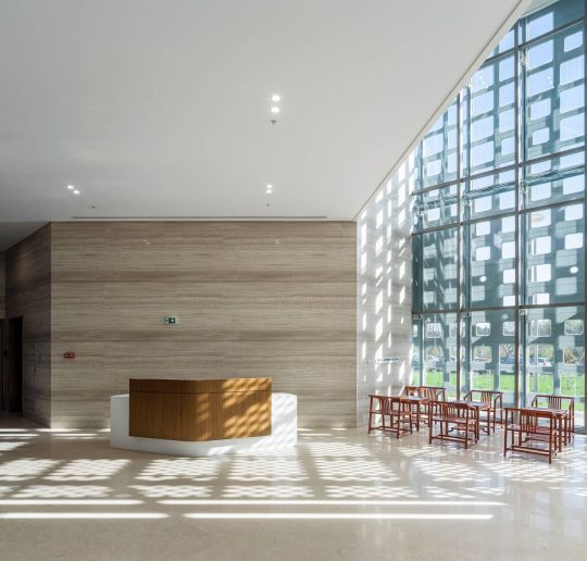 Igra senki u enterijeru; Foto: Miloš Martinović