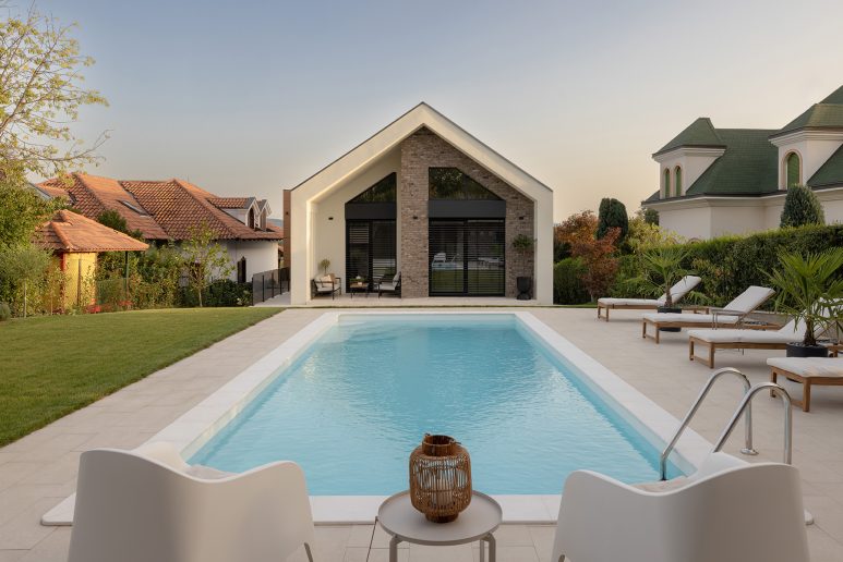 Kuća se u zadnjem delu otvara ka prostranom dvorištu sa bazenom; Foto: Jovana Rakezić